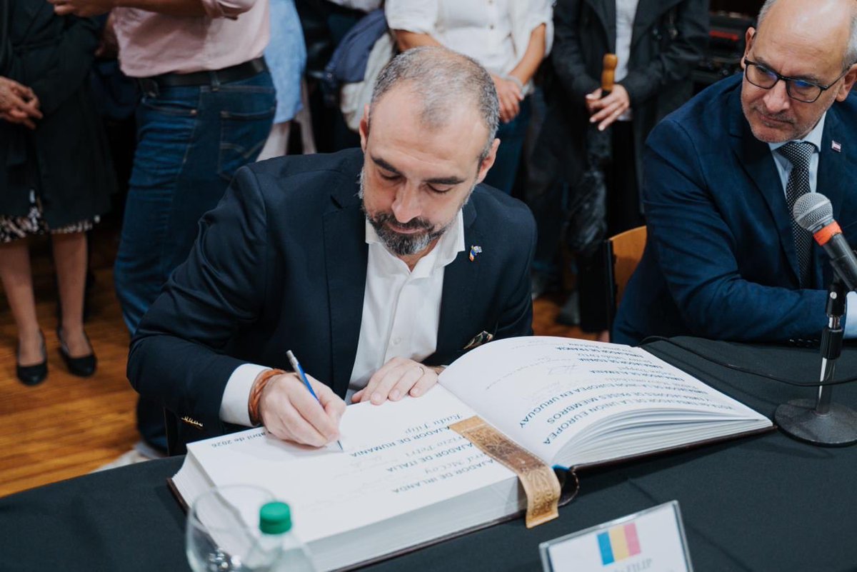 RmFilip's tweet image. La lluvia no nos frenó en #Paysandú: reuniones con autoridades @idpaysandu, conferencia de prensa con @OliveraPdu y proyectos de la #UE en agricultura y economía circular. En @UTECuy, excelentes conversaciones, luego Plaza Constitución y la Alianza Francesa. #teameurope 🇺🇾