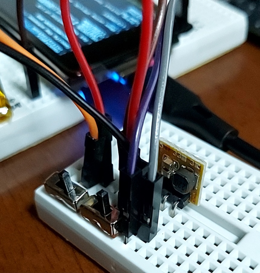 XGT66860's tweet photo. 電子工作ステーションで購入したDC-DC昇圧コンバーターhttps://t.co/I3cqFVxF6w
でLiPoバッテリ3.7Vから5Vに昇圧してRP2350-Touch-LCD-2のMachiKania＋マイクロキーボードで動作確認
この昇圧コンバータは3端子で小さくて扱いやすいです
#MachiKania https://t.co/8ile9uziTl