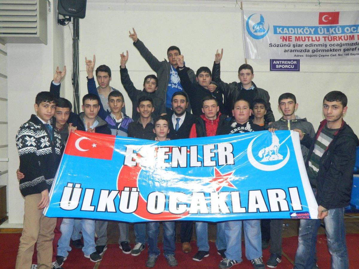 Mesut_Turkk's tweet photo. Ortaokulun sonuydu… Çocuklukla gençlik arasında bir yerdeydim. Rahmetli babam, kulaktan dolma sözlerle Ülkü Ocakları’na mesafeliydi. Ben ise tam tersini hissediyordum.

Bu yüzden gizli gizli gitmeye başladım. Orada dinimi, tarihimi öğrendim; saygıyı, kardeşliği gördüm. Anlatılan gibi değildi, bambaşka bir yerdi.

Bir gün babam beni takip etmiş… Kapıdan içeri girdiğinde biz Kur’an okuyorduk. Gözleri doldu, yanıma geldi ve, “Böyle bir yer olduğunu bilseydim, seni engeller miydim?” dedi.

O gün beni oradan almak yerine, oraya emanet etti.

Yıllar geçti… Annemi ve babamı kaybettim. Bugün 35 yaşındayım, devlet görevindeyim. “Bana ne kazandırdı?” diye soranlara tek cevabım var:

Bugün düzgün bir insan gibi yaşıyorsam, bu aldığım terbiyedendir.

Ve o kapıdan hâlâ başım dik giriyorum.