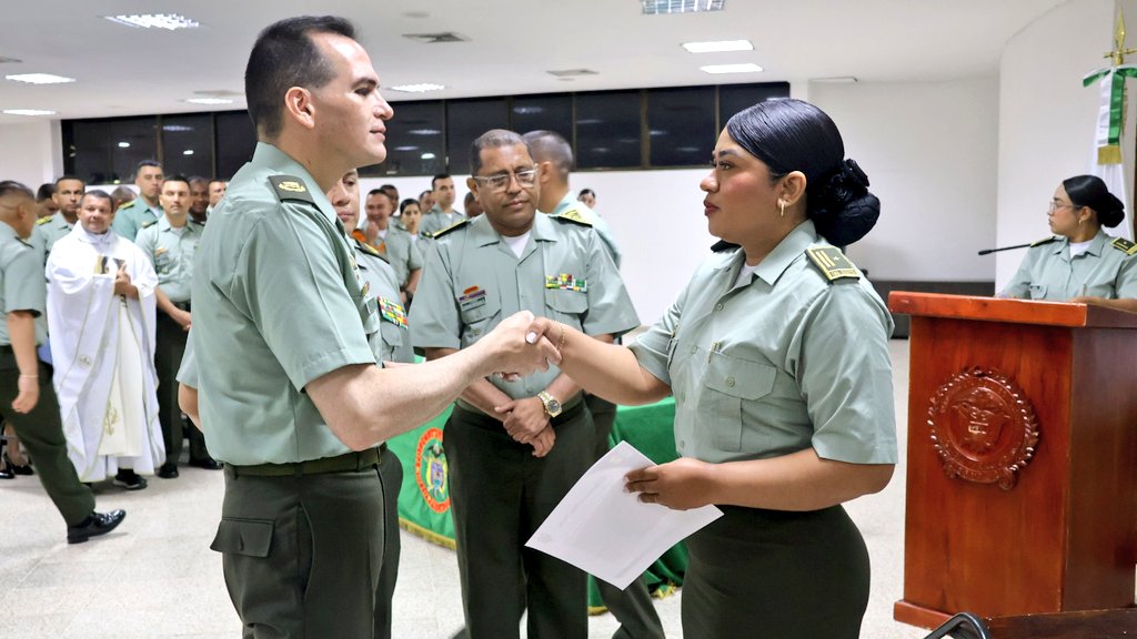 PoliciaDECOR's tweet photo. 🚨 ¡EL TRABAJO Y ESFUERZO SE RECONOCE! 🚓 | En Relación General rendimos un merecido reconocimiento a nuestros policías del Departamento de Córdoba, hombres y mujeres que con honor, compromiso y vocación de servicio trabajan incansablemente por la seguridad y la convivencia ciudadana.

Cada acción, cada servicio y cada esfuerzo reflejan su entrega por proteger la vida, el patrimonio y la tranquilidad de todos los cordobeses, fortaleciendo los lazos de confianza con la comunidad.

Su dedicación impulsa la estrategia #S2D y reafirma nuestro compromiso institucional de continuar construyendo un #Córdoba más seguro, basado en la corresponsabilidad, el respeto y el trabajo articulado con la ciudadanía. 👮‍♂️👮‍♀️
