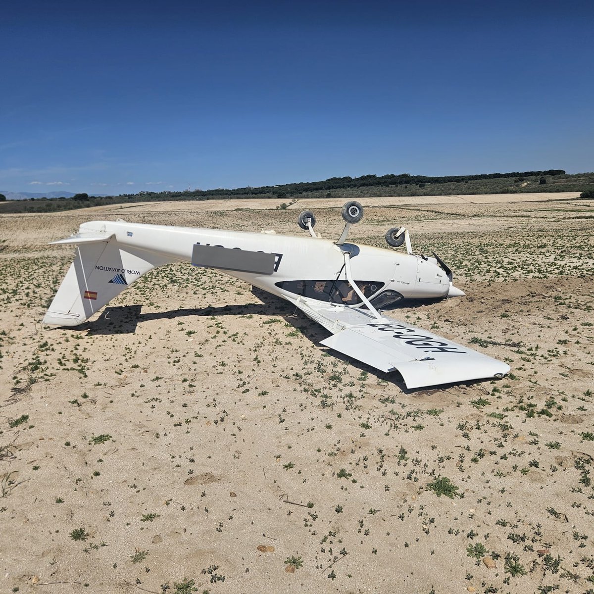 PoliciaAlcorcon's tweet image. 🚨 Susto en el aire en Alcorcón: una avioneta rumbo a Cuatro Vientos realiza un aterrizaje de emergencia en Alcorcón. Afortunadamente, tanto el piloto como el alumno han salido ilesos. Gran actuación y final sin tragedia. ✈️👏 #Madrid #Alcorcón #ÚltimaHora