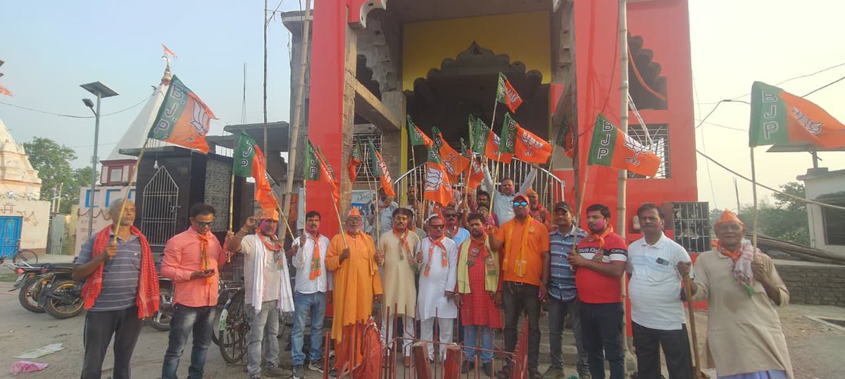 sharmasonu4014's tweet image. आदरणीय श्री सम्राट चौधरी जी को बिहार का भाजपा का पहली बार मुख्यमंत्री बनने पर आज अमरपुर विधानसभा के शम्भूगंज प्रखंड अंतर्गत मिर्ज़ापुर बाजार में भारतीय जनता पार्टी के सभी वरिष्ठ एवं समर्पित कार्यकर्ताओं के साथ एकजुट होकर मिठाई वितरण किया गया #NDA4Bihar #CMOBihar  @samrat4bjp