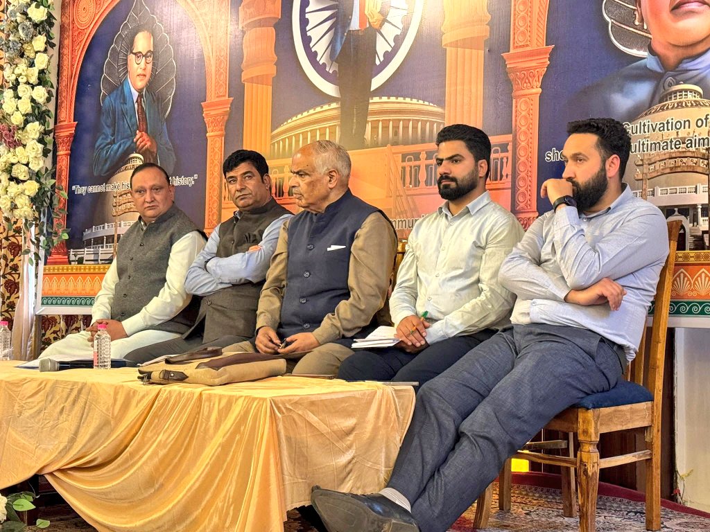 BJPNorthKmr's tweet photo. J&amp;K BJP General Secretary (Org.) Sh. @AshokKoul59 chaired a review meeting of District Presidents of Kashmir and Convenors and Co-Convenors of Pandit Deendayal Upadhyaya Maha Abhiyaan at Amar Singh Club, Srinagar. (1/2)👇 https://t.co/iUDmZRmXYi
