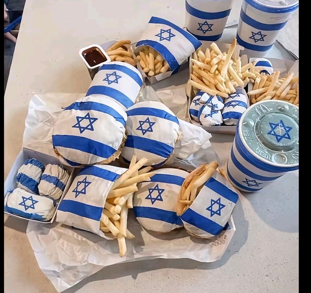 DIO ODIADOR DE POBRES 👑 tweet media