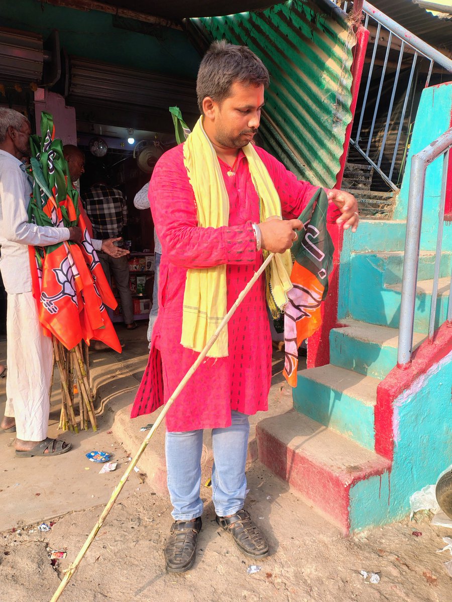 BJPSonuS's tweet image. आदरणीय श्री सम्राट चौधरी जी को बिहार का भाजपा का पहली बार मुख्यमंत्री बनने पर आज अमरपुर विधानसभा के शम्भूगंज प्रखंड अंतर्गत मिर्ज़ापुर बाजार में भारतीय जनता पार्टी के सभी वरिष्ठ एवं समर्पित कार्यकर्ताओं के साथ एकजुट होकर मिठाई वितरण किया गया #NDA4Bihar #CMOBihar @samrat4bjp