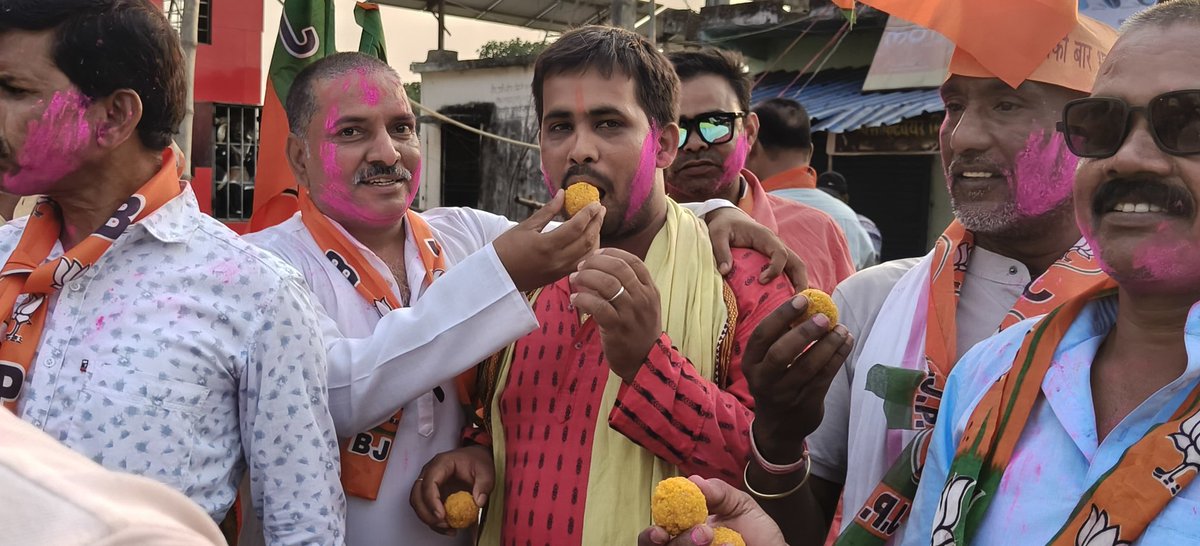 BJPSonuS's tweet image. आदरणीय श्री सम्राट चौधरी जी को बिहार का भाजपा का पहली बार मुख्यमंत्री बनने पर आज अमरपुर विधानसभा के शम्भूगंज प्रखंड अंतर्गत मिर्ज़ापुर बाजार में भारतीय जनता पार्टी के सभी वरिष्ठ एवं समर्पित कार्यकर्ताओं के साथ एकजुट होकर मिठाई वितरण किया गया #NDA4Bihar #CMOBihar @samrat4bjp