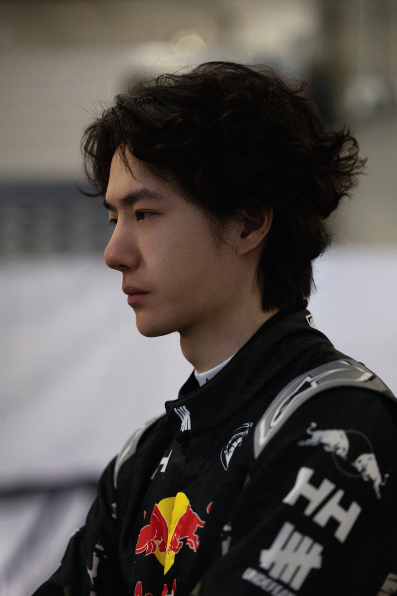 wxyzybxz's tweet photo. 260416 22:00 YIBO-OFFICIAL weibo update x Wang Yibo (1/3)

“Test Day – DAY 1”
The first testing session of the day has finished. Now awaiting the main race! 🏁

#85Racing https://t.co/UqhfOIgKiY