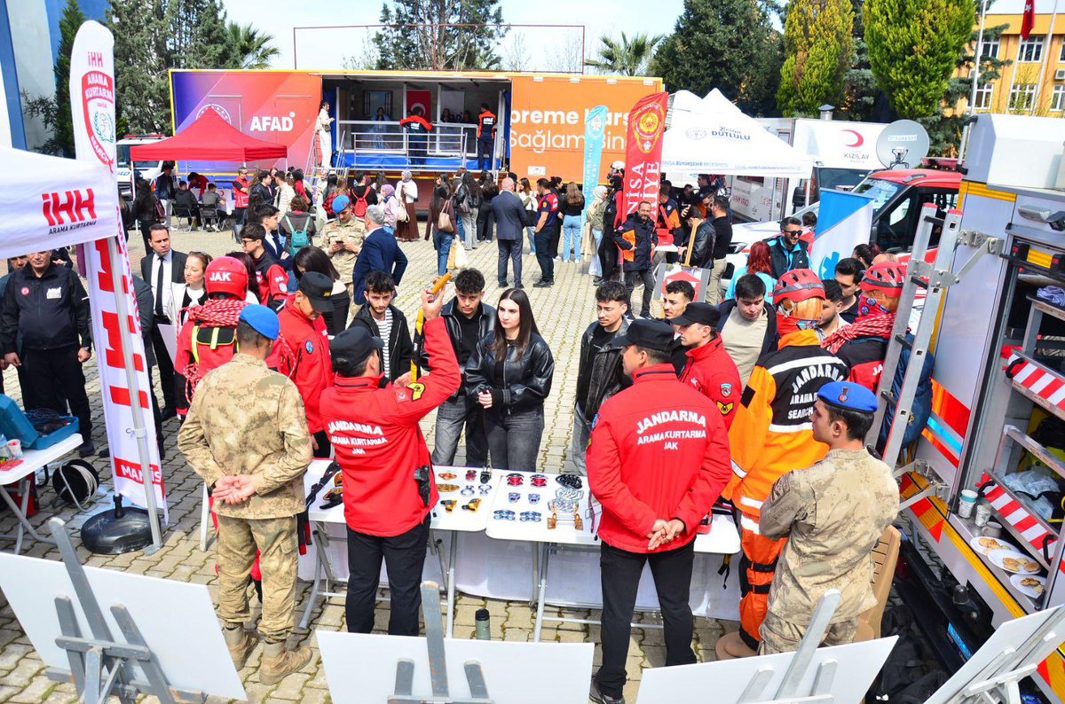 AFADBaskanlik's tweet photo. "Afetlerde İnsan Olmak" Konulu Sempozyum Manisa İlimizde Gerçekleştirildi.

4 Mart 2026 tarihinde, AFAD Başkanlığımız ve Yükseköğretim Kurulu (YÖK) arasında imzalanan ve üniversitelerde afet farkındalığının artırılmasını amaçlayan İş Birliği Protokolü kapsamında yürütülen faaliyetler hız kesmeden devam ediyor.

Bu kapsamda, Manisa İl AFAD Müdürlüğümüz, Manisa Celal Bayar Üniversitesi ve Hafsa Sultan Hastanesi iş birliği ile düzenlenen Sempozyum, Manisa Celal Bayar Üniversitesi Süleyman Demirel Kültür Merkezi'nde gerçekleştirildi.

Sempozyumda;
▪️Afetlerde Acil Durum ve Sağlık Hizmetleri Organizasyonu,
▪️Afetlerde İnsan Olmak başlıklı 2 oturum gerçekleştirildi, alanında uzman akademisyenlerin katıldığı programda katılımcılara afetlerin birey üzerindeki etkileri ve sağlık hizmetlerinin rolü ile ilgili bilgi verildi.

Ayrıca sempozyum alanında açılan stantlarda afet ve acil durumlarda kullanılan kurtarma araçlarının yanı sıra malzeme ve ekipman tanıtımı yapıldı, katılımcılar ekiplerin afetlerdeki faaliyetleri hakkında bilgilendirildi. Ülkemizde yaşanmış afetlerde çekilen fotoğrafların yer aldığı fotoğraf sergisi de ziyaretçilerin dikkatine sunuldu.

Programda emeği geçen tüm paydaş kurumlara, değerli akademisyenlerimize ve çalışma arkadaşlarımıza teşekkürlerimizi sunuyoruz.

📍Manisa
AFAD 🇹🇷