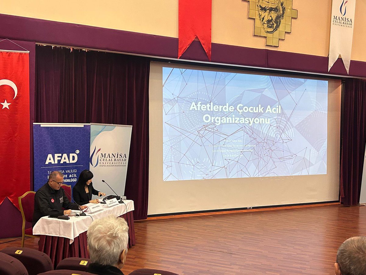 AFADBaskanlik's tweet photo. "Afetlerde İnsan Olmak" Konulu Sempozyum Manisa İlimizde Gerçekleştirildi.

4 Mart 2026 tarihinde, AFAD Başkanlığımız ve Yükseköğretim Kurulu (YÖK) arasında imzalanan ve üniversitelerde afet farkındalığının artırılmasını amaçlayan İş Birliği Protokolü kapsamında yürütülen faaliyetler hız kesmeden devam ediyor.

Bu kapsamda, Manisa İl AFAD Müdürlüğümüz, Manisa Celal Bayar Üniversitesi ve Hafsa Sultan Hastanesi iş birliği ile düzenlenen Sempozyum, Manisa Celal Bayar Üniversitesi Süleyman Demirel Kültür Merkezi'nde gerçekleştirildi.

Sempozyumda;
▪️Afetlerde Acil Durum ve Sağlık Hizmetleri Organizasyonu,
▪️Afetlerde İnsan Olmak başlıklı 2 oturum gerçekleştirildi, alanında uzman akademisyenlerin katıldığı programda katılımcılara afetlerin birey üzerindeki etkileri ve sağlık hizmetlerinin rolü ile ilgili bilgi verildi.

Ayrıca sempozyum alanında açılan stantlarda afet ve acil durumlarda kullanılan kurtarma araçlarının yanı sıra malzeme ve ekipman tanıtımı yapıldı, katılımcılar ekiplerin afetlerdeki faaliyetleri hakkında bilgilendirildi. Ülkemizde yaşanmış afetlerde çekilen fotoğrafların yer aldığı fotoğraf sergisi de ziyaretçilerin dikkatine sunuldu.

Programda emeği geçen tüm paydaş kurumlara, değerli akademisyenlerimize ve çalışma arkadaşlarımıza teşekkürlerimizi sunuyoruz.

📍Manisa
AFAD 🇹🇷