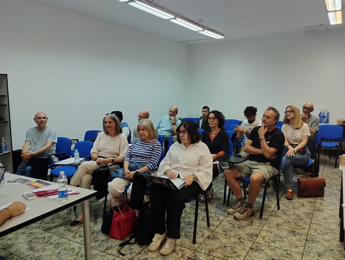 oliva_FEM_CCOO's tweet photo. Estamos en la sede de CCOO en Talavera de la Reina en la Jornada organizada por @feccoo y @FECCOOCLM Una oportunidad de compartir con docentes de la comarca materiales y experiencias de centro. Un impulso para seguir construyendo sindicato y ciudadanía, educación y memoria https://t.co/Yi9LVLZRab