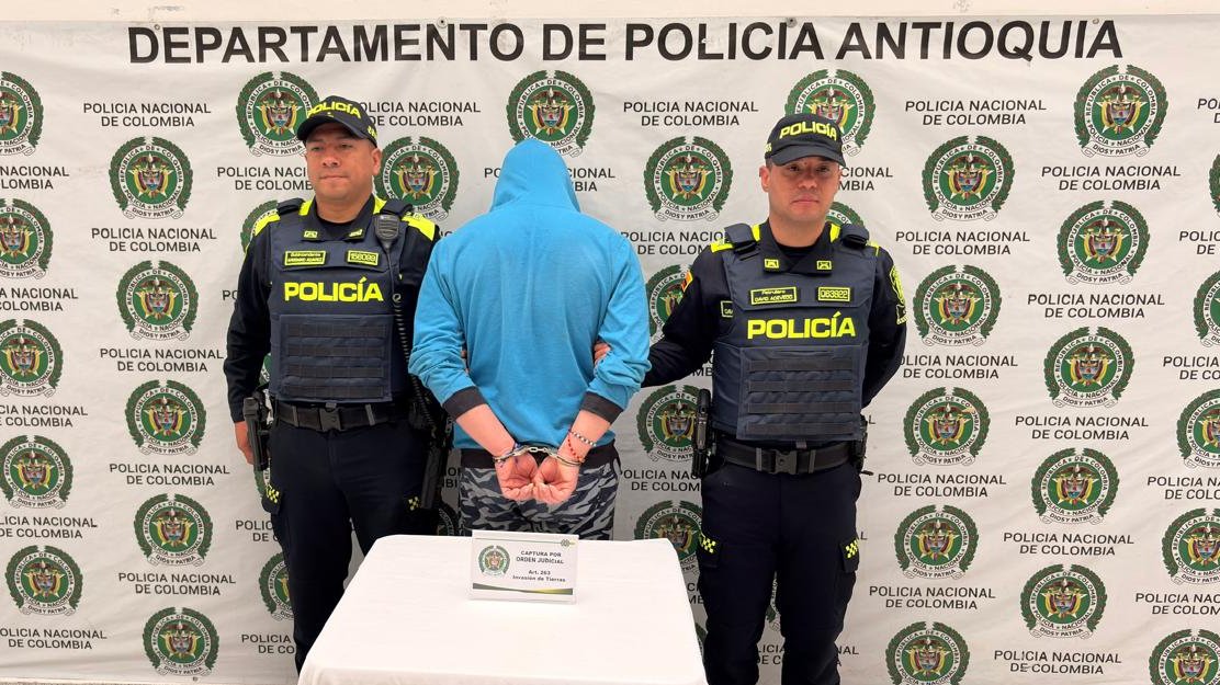 Policiantioquia's tweet photo. En #Entrerríos, durante actividades de registro y control en zona urbana, capturamos por orden judicial a un hombre requerido por autoridad competente. Seguimos garantizando la seguridad y el cumplimiento de la ley. #JuntosPorAntioquia https://t.co/MVM0uuqw0y