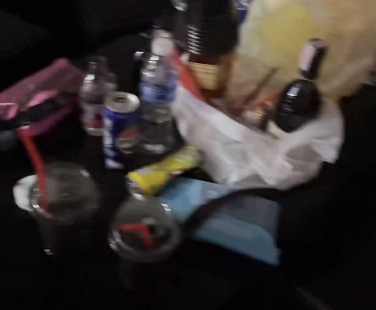 f0undmylemons's tweet image. มีใครได้เอากระเป๋าคาดสีฟ้าตรงโซนวีไอพีไปไหมคะ ในนั้นมีบัตรประชาชน พาวเวอร์แบ้ง wallet magsafe

#XFestival #XFestival2026
#PEPSIpresentsXFestival