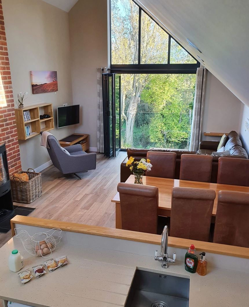 TheHolidayCots's tweet image. Tree Top View is a stylish reverse-living property, located in Sheringham. The first floor boasts a stunning vaulted open-plan lounge, kitchen &amp;amp; dining area. On the ground floor, there are 2 beautifully presented bedrooms.

🛏️ Sleeps 4
theholidaycottages.co.uk/Norfolk/17986

#Sheringham #Cromer
