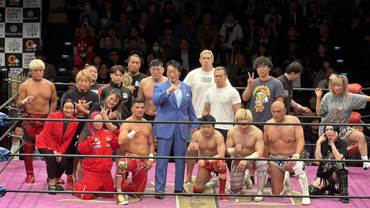 taku_pai's tweet photo. 先輩達とfortune dream 11をみに後楽園へ　セミの試合がベストバウトだった
大満足　サイン本もゲットしたぜ https://t.co/ic6Cy0Osxb