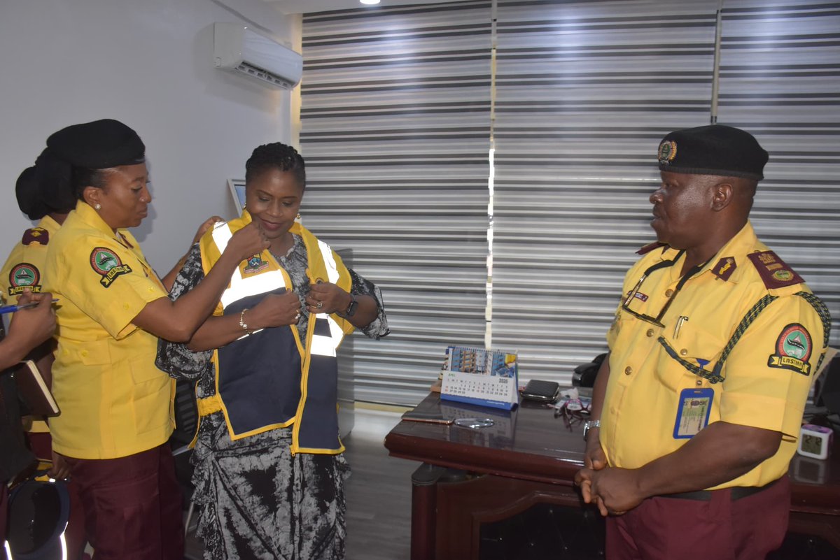 cmcikeja's tweet photo. The Permanent Secretary of the Citizens’ Mediation Bureau, Mrs. Aderinsola Olanrewaju, has been inducted as a Special Traffic Mayor of the Lagos State Traffic Management Authority (LASTMA).

#CMB #LASTMA #MayorCorps #Lagos #Peace https://t.co/KathKQ0SfJ