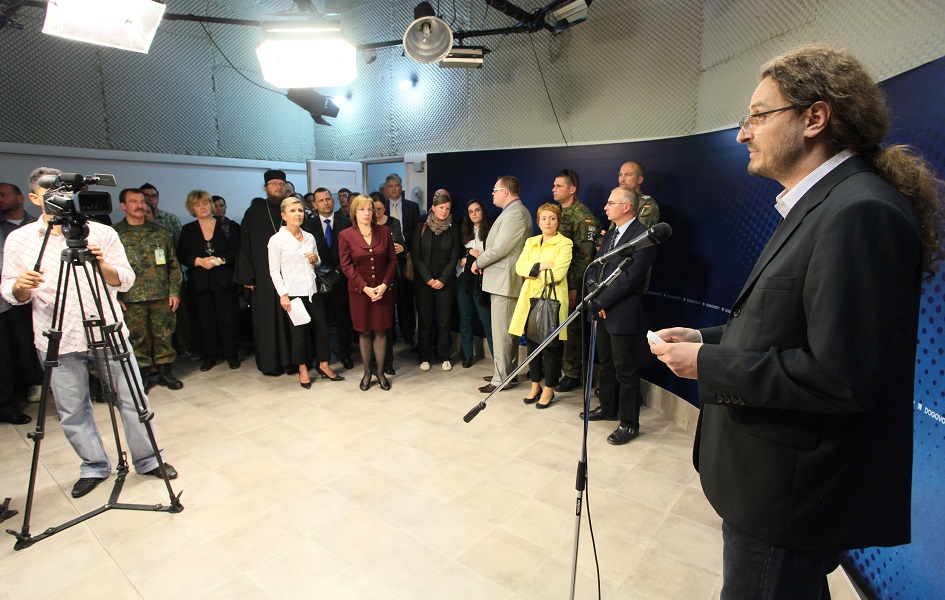EEDemocracy's tweet photo. In 2000, @RadioKIMinfo was born out of post-war necessity: to provide reliable, locally grounded information about Kosovo to a Serbian audience almost entirely dependent on Belgrade-based media. Today, its work is as vital as ever.     

Read more: https://t.co/FUlRJaOmy0 https://t.co/xM6xX9PI2r