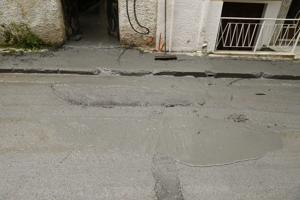 kosmodromio.gr tweet media