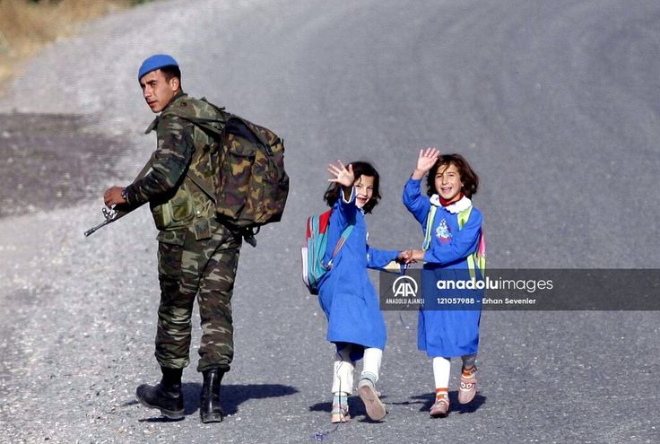 kemalizmka4's tweet photo. Sene 2007 yer Şırnak 

Türk askeri çocukları teröristlerden koruyor https://t.co/Xf8t0b8e32