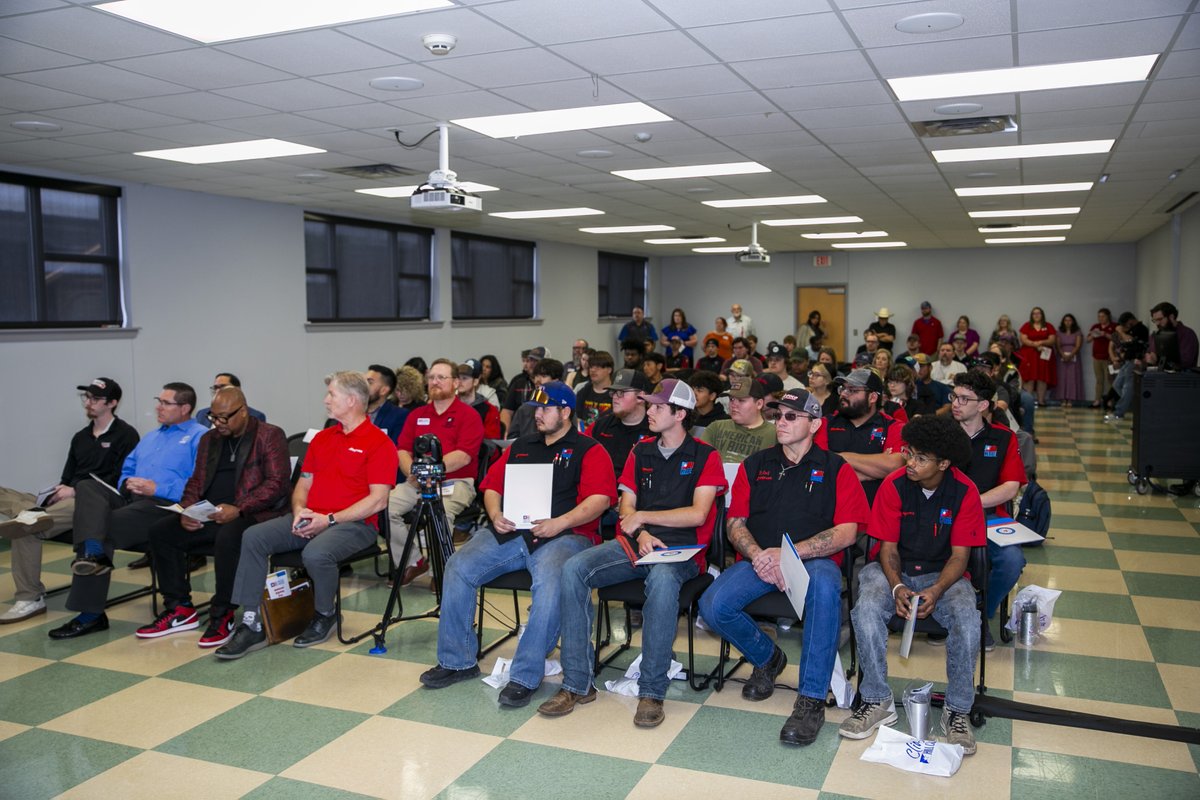 HillCollege's tweet image. It’s NC3 Signing Day at Hill College! Students officially sign their letters of intent committing to careers in Automotive, HVAC, Industrial Maintenance, Welding, and Cosmetology. 
#HillCollege #NC3SigningDay #CelebrateTheClimb