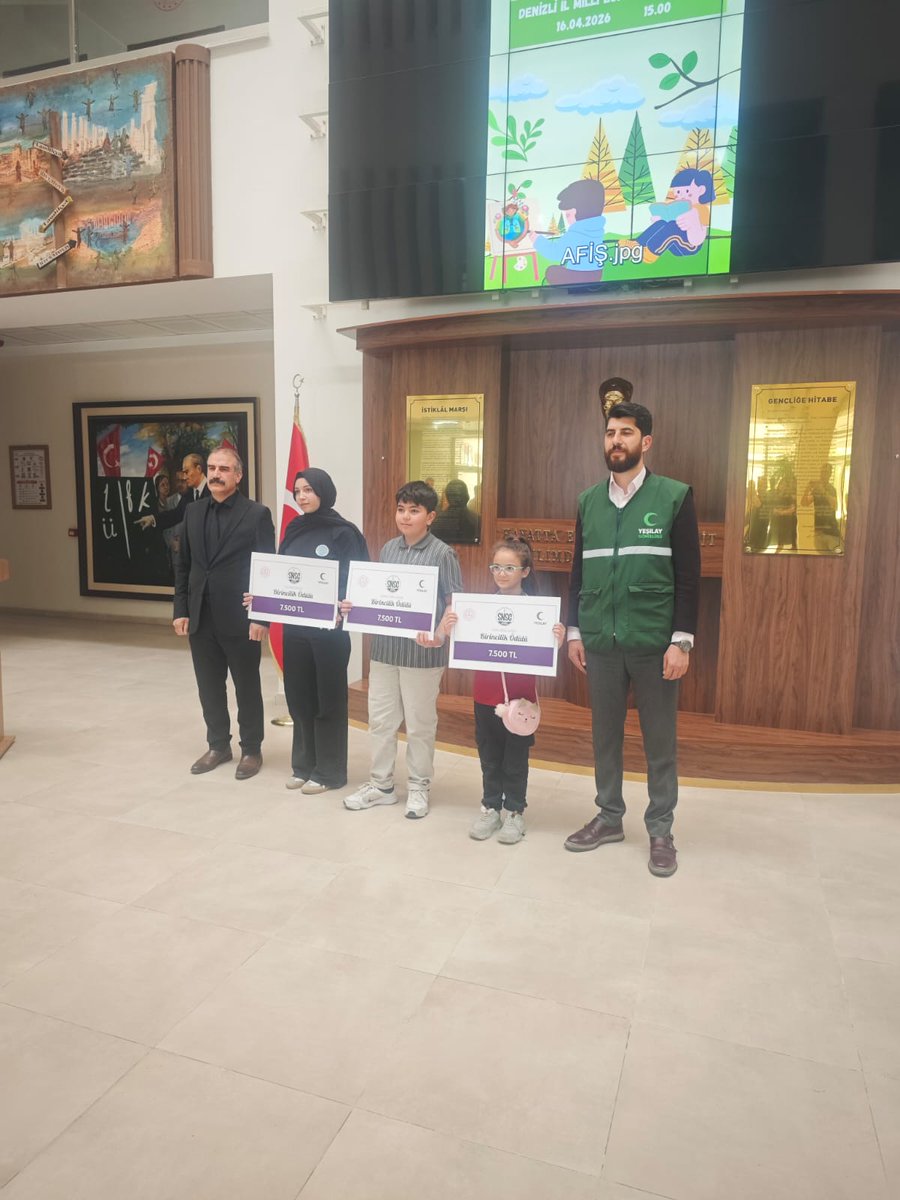 Civrilbilsem's tweet photo. YEŞİLAY'ın her yıl düzenlediği, "Sağlıklı Nesil Sağlıklı Gelecek" yarışmasında Resim Kategorisinde İlkokul Kategorisinde Ümmü Erva Karınca ve Ortokul Kategorisinde Emir Deniz öğrencilerimiz il çapında 1. olarak bizleri gururlandırmıştır. Danışmanımız Muhammet beyi tebrik ederiz. https://t.co/S5UkfHeURu
