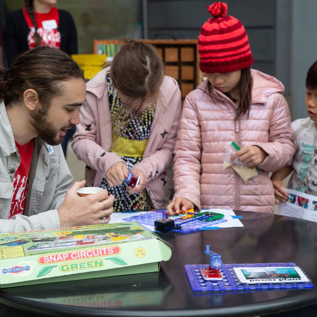 UWEnergy's tweet image. Celebrate spring at UW Family Gardening Day on May 2nd! 

Enjoy hands-on activities, garden tours, and energy science at the Wisconsin Energy Institute, plus free plants while supplies last! 

Learn more about this event: energy.wisc.edu/news/young-eng… 

#UWMadison #STEM #CleanEnergy