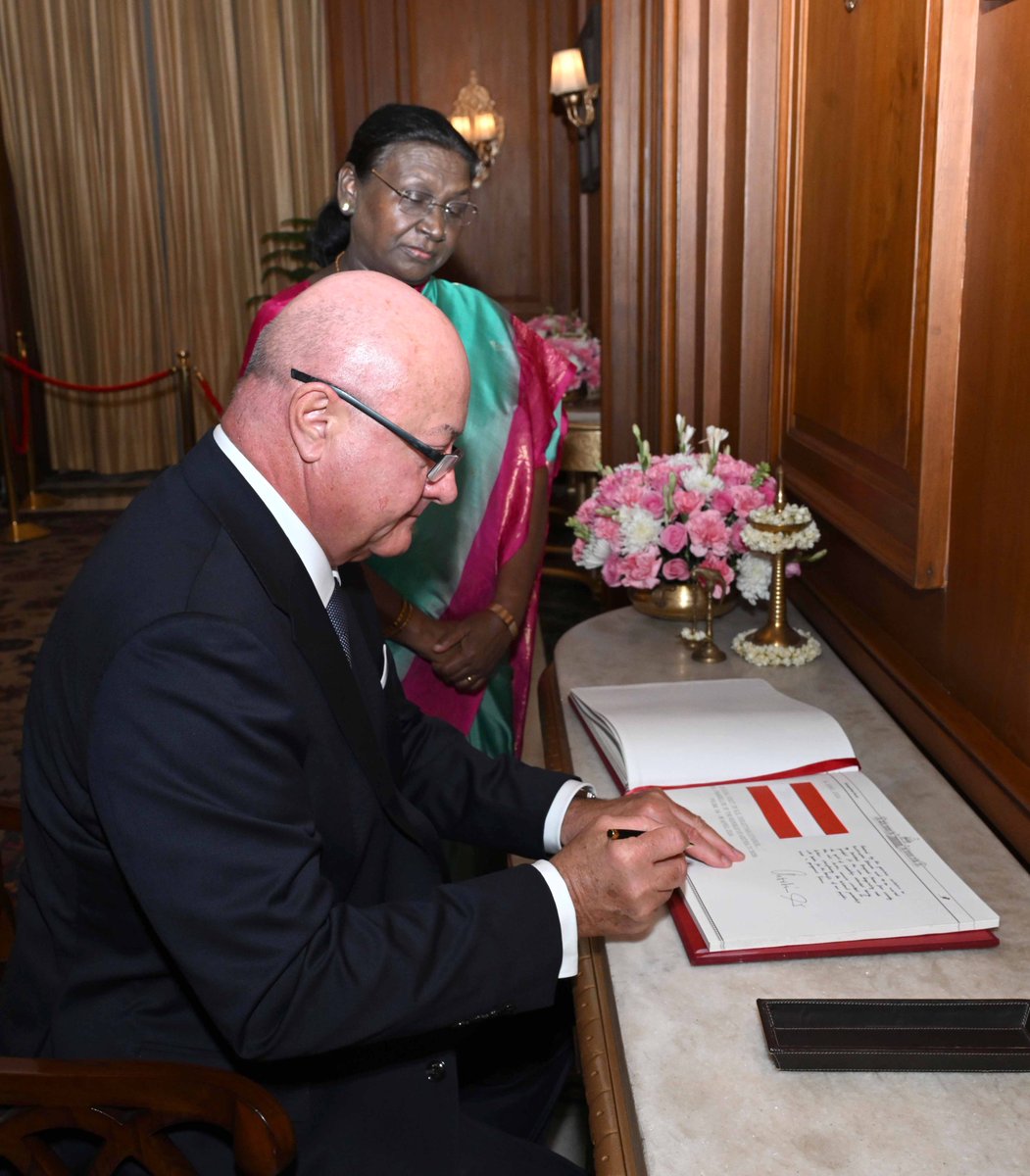 airnewsalerts's tweet image. Federal Chancellor of Austria, Dr. Christian Stocker called on President Droupadi Murmu at Rashtrapati Bhavan. 

The President said that #India and #Austria are knowledge-based economies and there are immense possibilities to enhance bilateral cooperation in science, technology