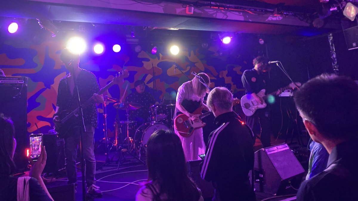 ThePoppyPuppet's tweet photo. ニンジャスレイヤーのＥＤ曲で知ってからアルバムは買っていたバンドTaffy、来阪ライブがあり観てきました。生のサウンドは迫力あって本当に最高でした。
出演後ドラムのケンさんが客席側にいらしたのでサイン頂きました😆しかもご厚意でメンバー様全員分もらって下さいました！感謝です！宝物！ https://t.co/yhY5jQtRKH