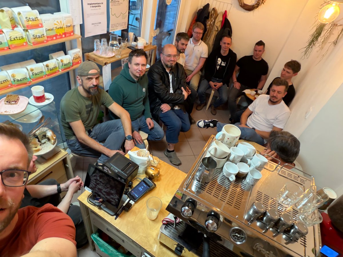 tatavarikafe's tweet photo. Michalův přístup k AI a jejímu zavádění ve firmách je pro mnohé stále budoucnost. Pro něj už je to realita. A o to víc zaujme, že i dopravní podnik může být na špici inovací. Díky za inspirativní povídání a pohled o pár let dopředu 🚀

https://t.co/WGlEe3evRQ https://t.co/mAq940kpkT