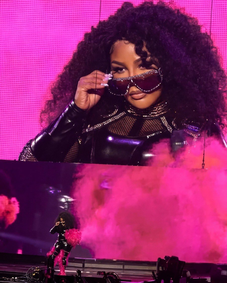 LilKimLyrics90s's tweet image. WHERE BROOKLYN  AT ?  Missy Elliot  brings Lil Kim out on her “ Out of this world Tour” at the Barclays center (2024)  ❤️🫶🏽