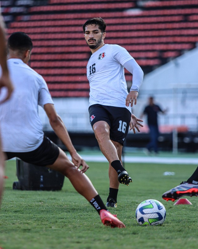 O Santa Cruz negocia acordo de saída com volante Andrey.

Jogador não atua desde fevereiro e é mais um fora dos planos do Tricolor, que tenta diminuir folha salarial.

🗞️ <a href="/miilasousa_/">Camila Sousa</a> 
📸 Fotógrafa Evelyn