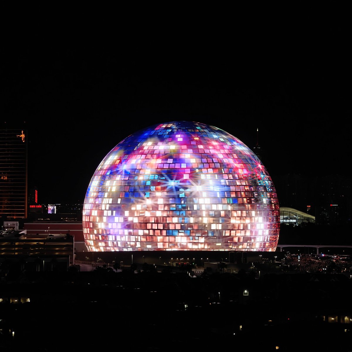 OnePlus_USA's tweet image. Where the night never ends 🪩
#ShotonOnePlus #LasVegas