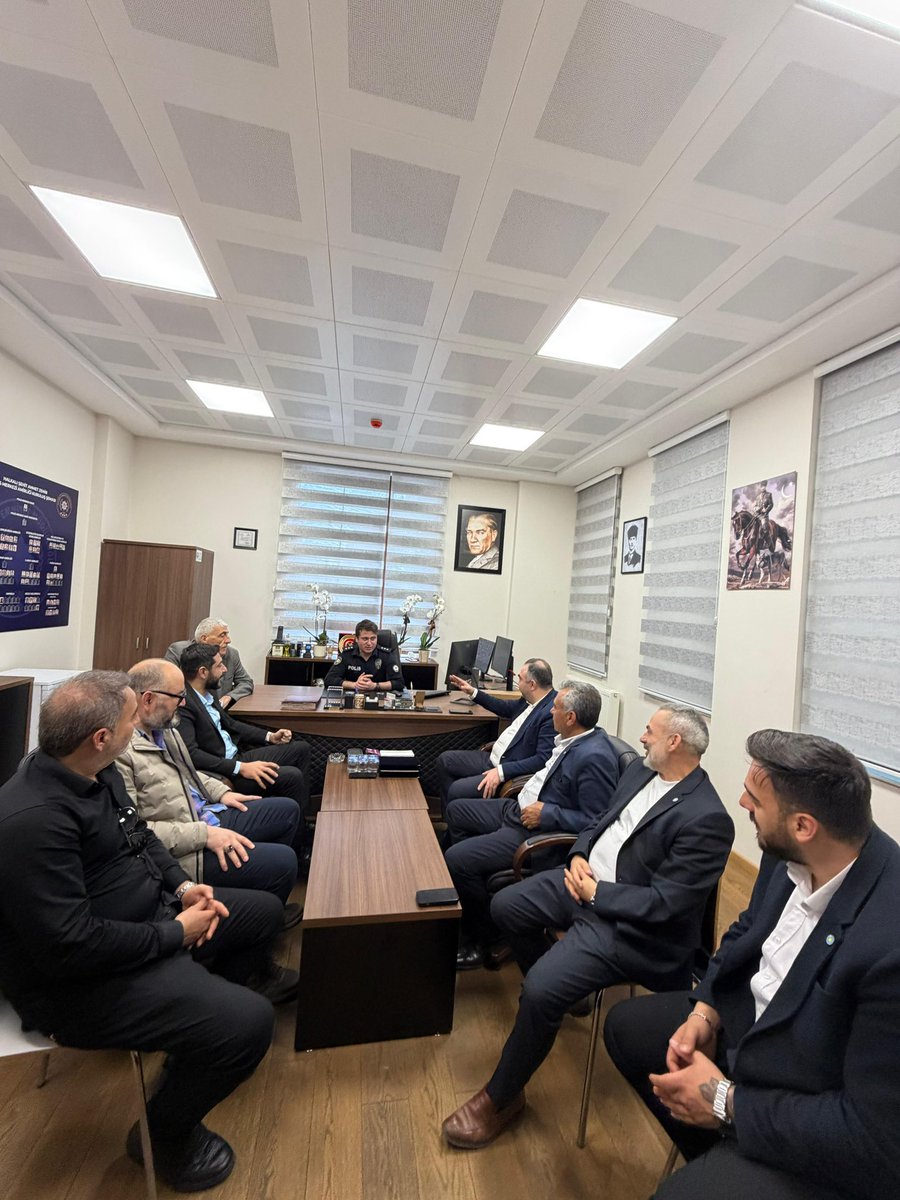 İlçe Başkanımız Rasim Yıldırım, İl Başkan Yardımcımız Serkan Horuz, İl Yöneticimiz Eriş Cesur ve yönetim kurulu üyelerimizle birlikte Halkalı Karakol Amiri Fatih Duran’ı ziyaret ettik. 
Nazik ev sahipliği için kendilerine teşekkür ediyor, görevlerinde başarılar diliyoruz.
