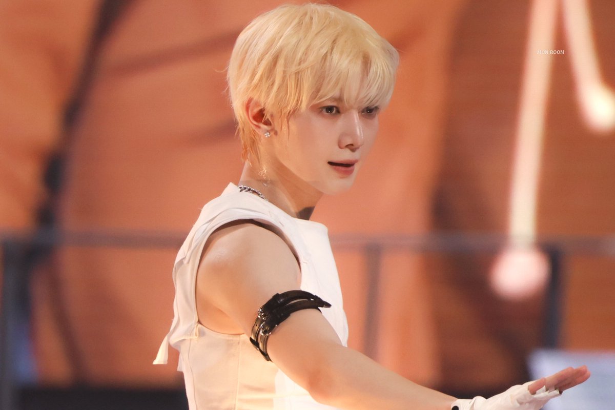 MON ROOM tweet media