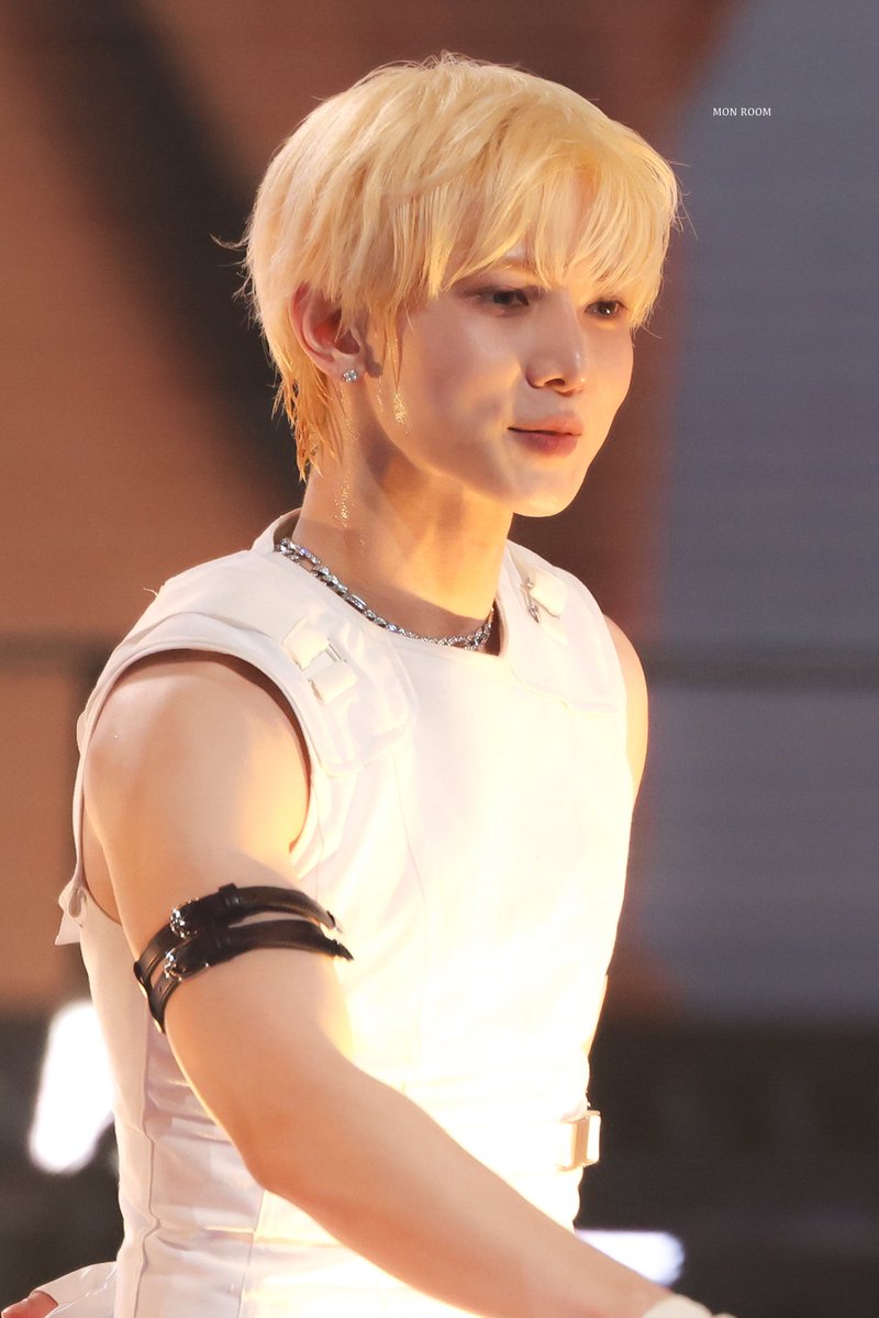 MON ROOM tweet media