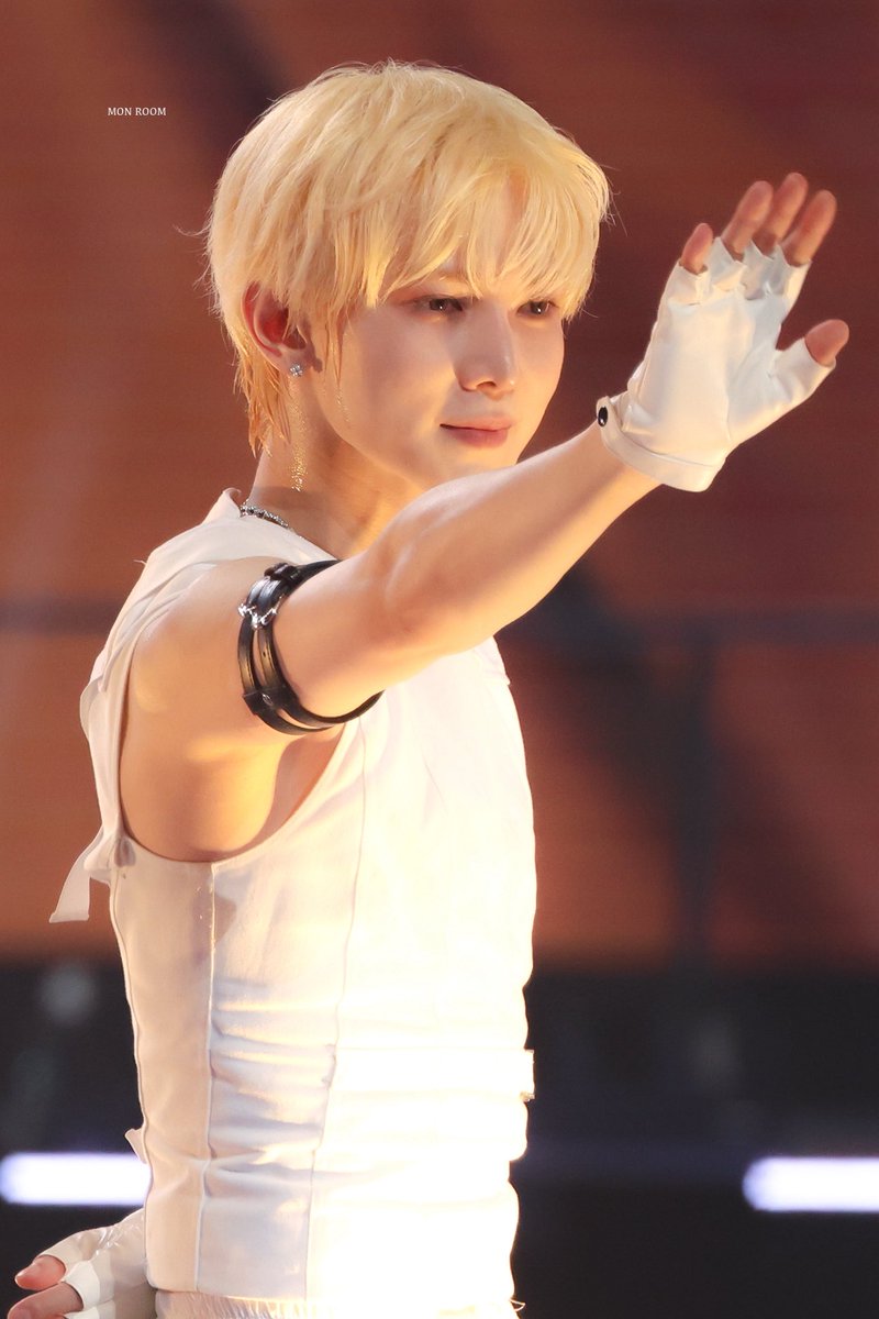 MON ROOM tweet media