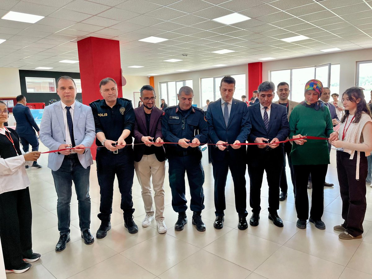 Civrilbilsem's tweet photo. TUBİTAK 4006 B Bilim Fuarımızın Açılışını Çivril Kaymakamımız Sn. CIDIROĞLU beraberinde İlçe Milli Eğitim Müdürümüz Dr. Mehmet Gök ve beraberindeki heyet açılışımzı gerçekleştirdi. 16 ve 17 Nisanda sergimiz devam edecektir.
@denizlimem 
@denizli.arge.meb 
@emre_caliskan https://t.co/3x7PHseyc5