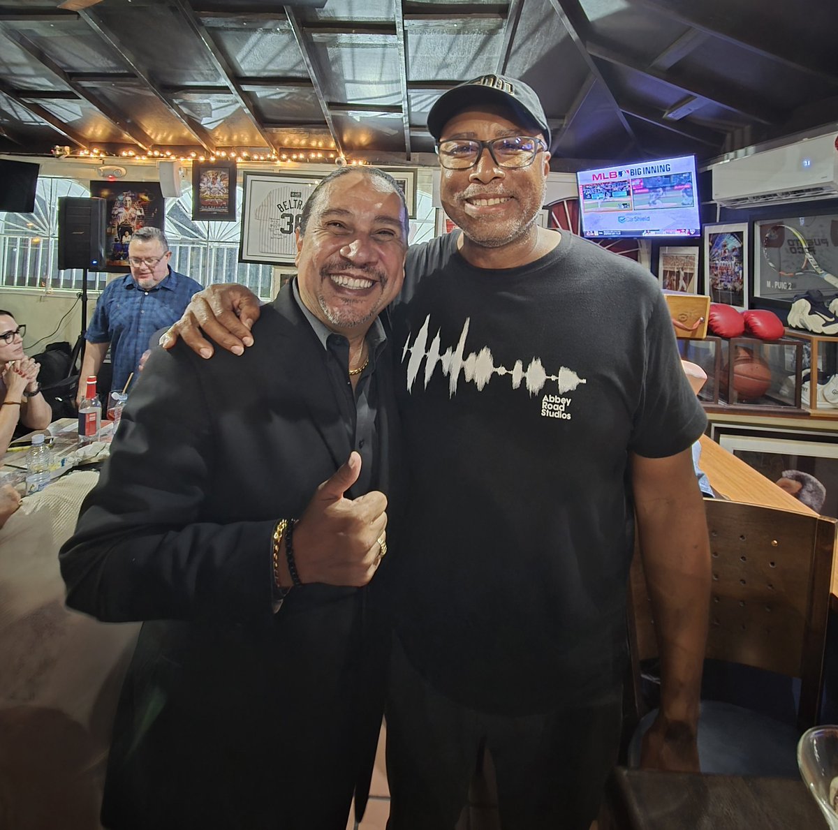 GTorresPR's tweet photo. Honrado de re encontrarme con mi amigo Bernie Williams, compañero de la escuela Libre de Música de San Juan! Una gloria del baseball y excelente guitarrista! Una noche magica llena de buena música y mejores amigos! #berniewilliams #guillermotorresproductor https://t.co/MrRkNLzO7k