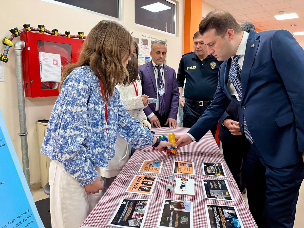 Civrilbilsem's tweet photo. TUBİTAK 4006 B Bilim Fuarımızın Açılışını Çivril Kaymakamımız Sn. CIDIROĞLU beraberinde İlçe Milli Eğitim Müdürümüz Dr. Mehmet Gök ve beraberindeki heyet açılışımzı gerçekleştirdi. 16 ve 17 Nisanda sergimiz devam edecektir.
@denizlimem 
@denizli.arge.meb 
@emre_caliskan https://t.co/3x7PHseyc5