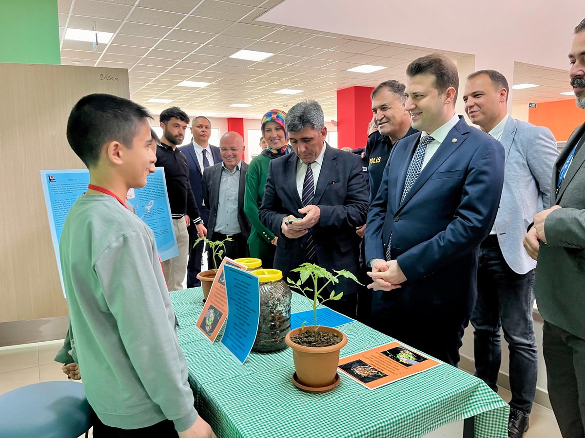Civrilbilsem's tweet photo. TUBİTAK 4006 B Bilim Fuarımızın Açılışını Çivril Kaymakamımız Sn. CIDIROĞLU beraberinde İlçe Milli Eğitim Müdürümüz Dr. Mehmet Gök ve beraberindeki heyet açılışımzı gerçekleştirdi. 16 ve 17 Nisanda sergimiz devam edecektir.
@denizlimem 
@denizli.arge.meb 
@emre_caliskan https://t.co/3x7PHseyc5