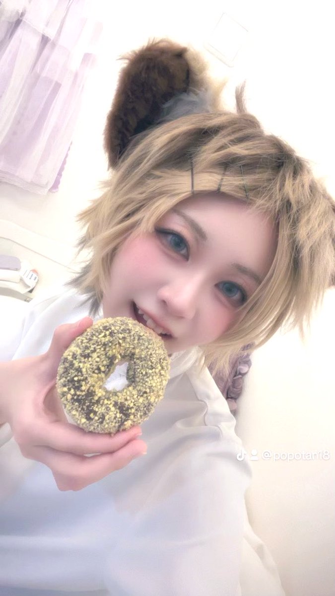 _PoPotan_15's tweet photo. ⚠️ラギーcos/twst/衣装足りてません
丁度ドーナツを買っていたので……💦 https://t.co/9QOkLzQNdp