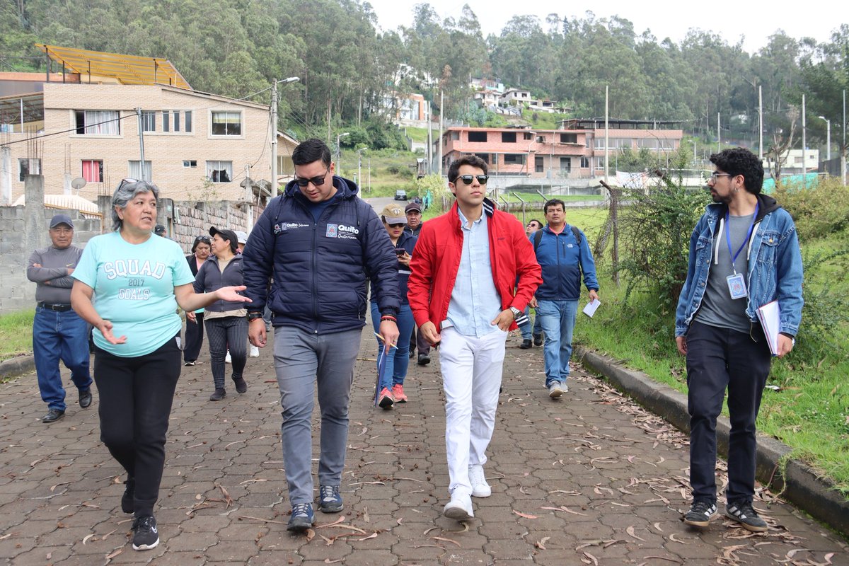 DianaCruzUIO's tweet photo. En el barrio Álamos de Conocoto realizamos una inspección en territorio junto a equipos municipales, identificando requerimientos en alcantarillado, seguridad e iluminación.

La jornada se desarrolla mediante recorridos técnicos y levantamiento de información para definir soluciones concretas que fortalecen el entorno y la calidad de vida de los vecinos.

#QuitoRenace #DianaCruz