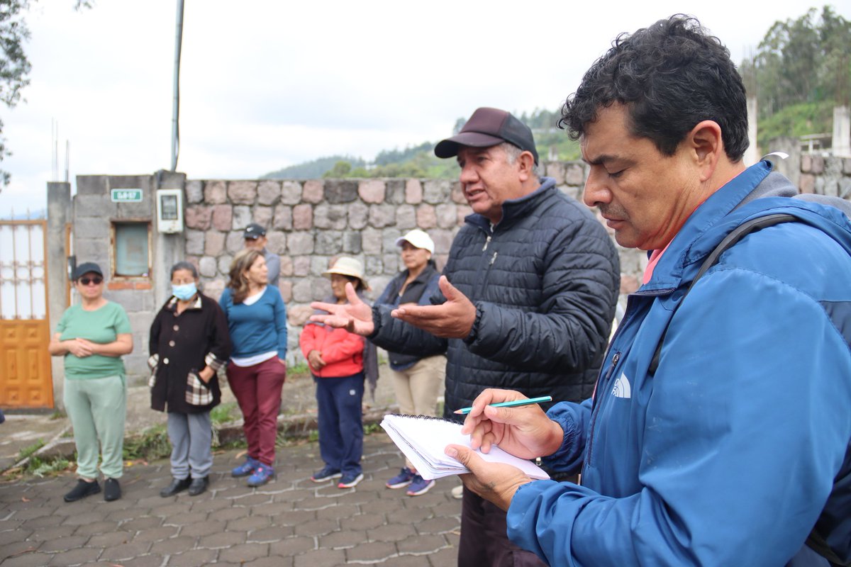 DianaCruzUIO's tweet photo. En el barrio Álamos de Conocoto realizamos una inspección en territorio junto a equipos municipales, identificando requerimientos en alcantarillado, seguridad e iluminación.

La jornada se desarrolla mediante recorridos técnicos y levantamiento de información para definir soluciones concretas que fortalecen el entorno y la calidad de vida de los vecinos.

#QuitoRenace #DianaCruz
