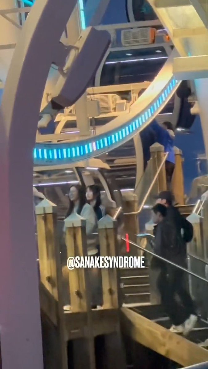 Gu_smdsk's tweet photo. Momo did all of these with Sana by her side 🥺
getting her ears pierced (both times), riding the ferris wheel, going on a scary ride, eating cucumbers https://t.co/uWYK7m9Qf3
