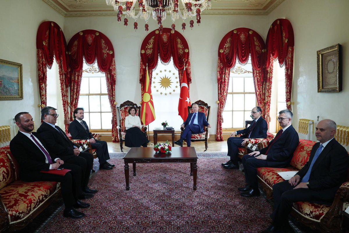 Cumhurbaşkanımız Sayın Recep Tayyip Erdoğan, Kuzey Makedonya Cumhurbaşkanı Gordana Siljanovska-Davkova ile Cumhurbaşkanlığı Dolmabahçe Çalışma Ofisi’nde bir görüşme gerçekleştirdi.

Liderler, Türkiye ile Kuzey Makedonya ikili ilişkilerini ve bölgesel konuları değerlendirdi.
