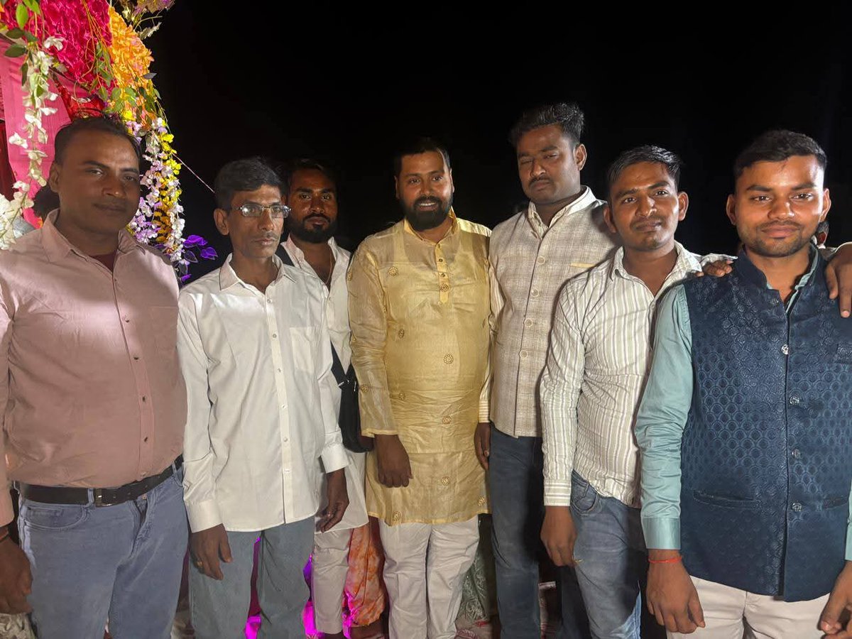 रोहतास जिले के ग्राम बाद में श्री रामरतन कुशवाहा जी के सुपुत्र के तिलकोत्सव समारोह में शामिल होकर उन्हें शुभकामनाएं दीं।

#Vivekkushwaha #Ervivekkushwaha #ErViveksinghkushwaha #MukeshSahani #vipparty

#Mukeshsahani #ErVivekKushwaha #Vivekkushwaha #Er_Vivek_Kushwaha