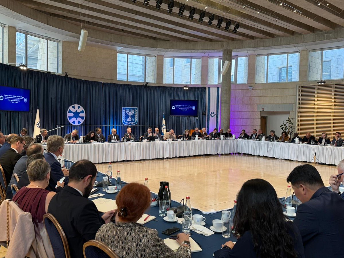 בשיחה עם השגרירים הזרים המשרתים בישראל חידדתי את החשיבות בהצטרפות עוד מדינות להכרזה על משמרות המהפכה של איראן כארגון טרור. כבר 44 מדינות עשו זאת ויש לכך חשיבות מדינית ומעשית גדולה. מדי שבוע מצטרפות מדינות חדשות. באזור ובעולם מבינים היום הרבה יותר עד כמה המשטר האיראני מסוכן. 
עוד