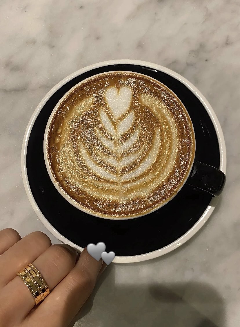 كل ما شفت الرسمة قلت مين ما يحبني حتى القهوة تنطق!

عن جنون الإيقو أحدثكم 🥰