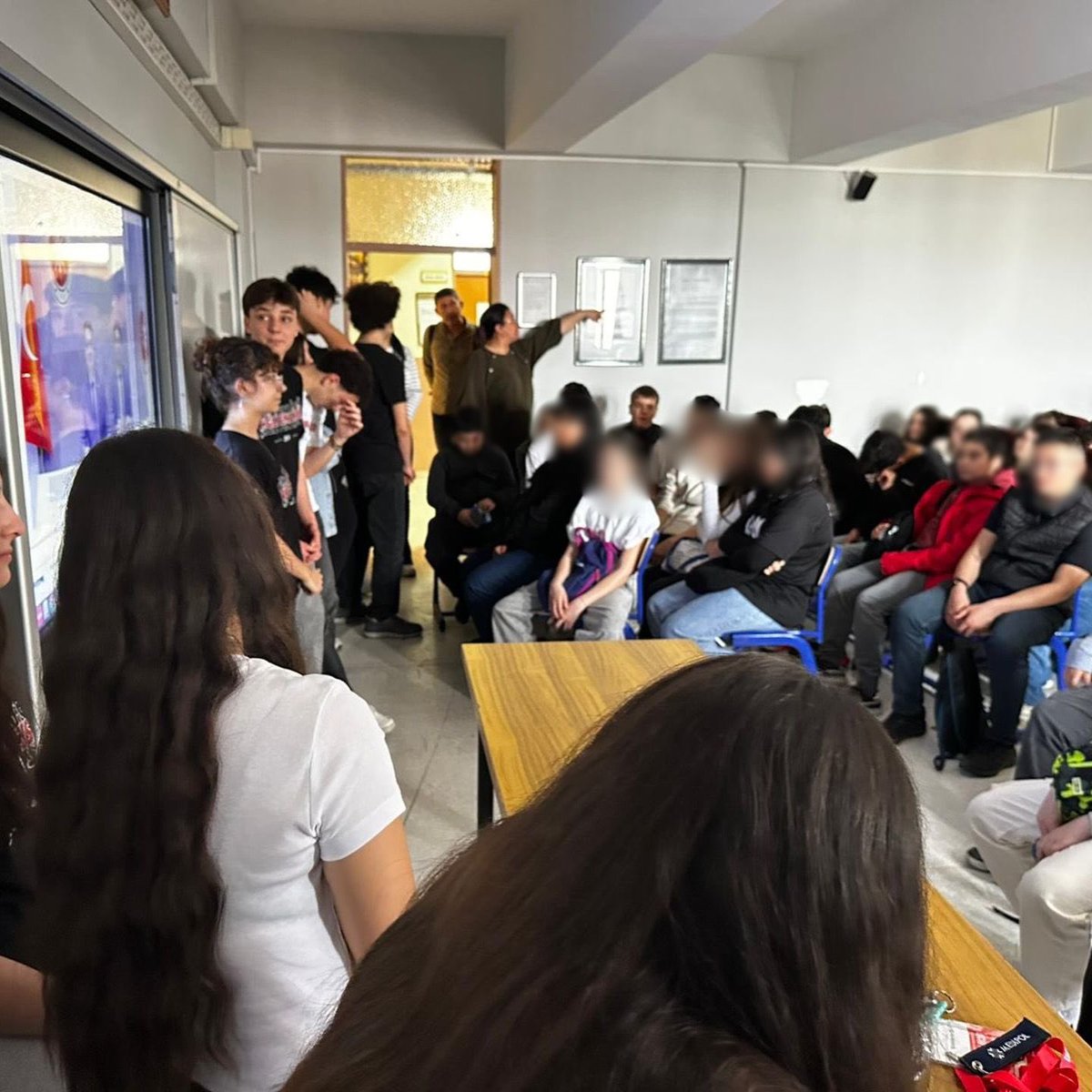 frclyron's tweet photo. Düşünür Koleji ve 9 Eylül Ortaokulu ile bir araya gelerek FRC hakkında bilgilendirme yaptık. Takım olarak robotik çalışmalarımızı ve yarışma ruhunu kazandırdığı deneyimleri paylaşarak STEAM alanlarına olan ilgiyi artırmayı amaçladık. 

#teamlyron #FIRST #frcTürkiye https://t.co/UraGwhAmHx