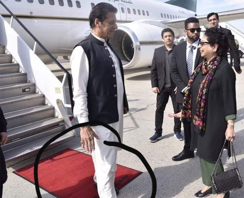 سفارتکاری میں استقبال صرف رسم نہیں ہوتا، یہ آپ کی عالمی حیثیت اور تعلقات کی عکاسی کرتاہے ✅
👇دو  تصویریں ایک سوال 🤔             

ایک طرف وزیراعظم شہباز شریف کا قطر میں شاندار استقبال—ریڈ کارپٹ، گارڈ آف آنر، مکمل پروٹوکول۔

دوسری طرف عمران خان کا دورہ—سادہ استقبال،۔