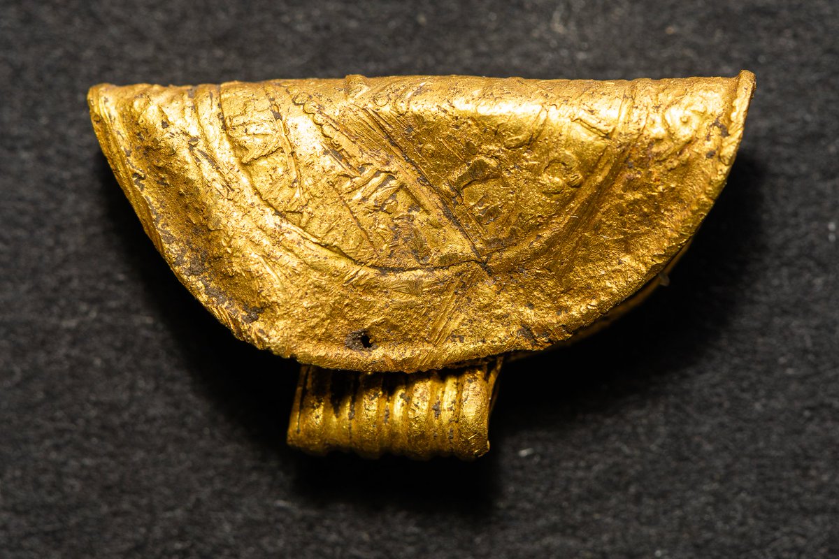 _Treasure_Kings's tweet image. Unique gold bracteate A-type from the Early Germanic  Age found by Danish 🇩🇰 detectorist Jens Stadsgaard! 
#metaldetecting
  Popped straight out of the soil on Sunday - he only had this #gold beauty for ~20 hours before handing it to the museum on Monday.